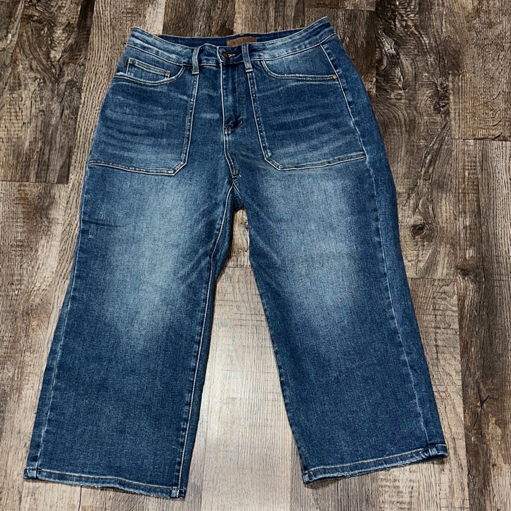 Judy Blue Stylish Wide-Crop Jeans with fashion pockets